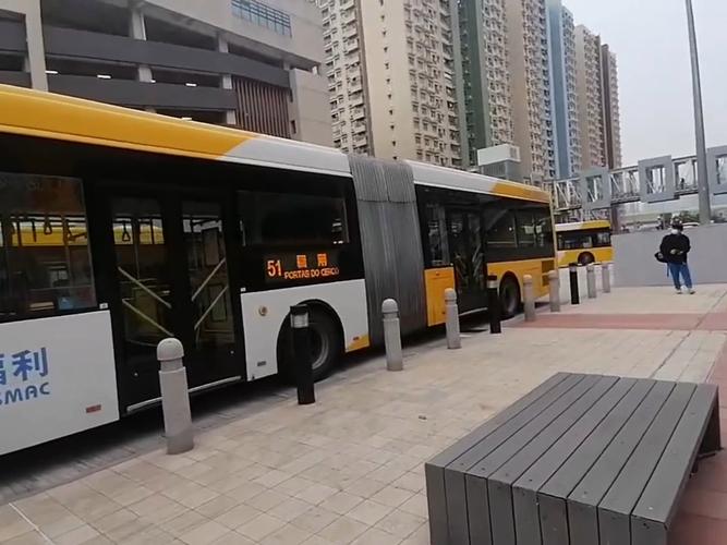 新2025澳门天天开好彩和公交站椅子仅手机高与公交站台椅子
